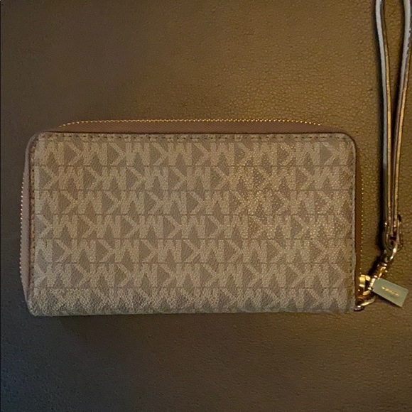 Michael Kors Jet Set Wallet - Picture 2 of 4